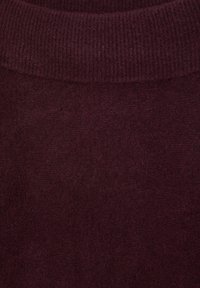 Bordowy sweter z prążkowanym dekoltem, wykonany z miękkiego, grubego materiału. Tekstura jest gładka i ma ciepły wygląd. Brak widocznych wzorów lub akcentów.