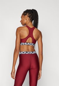 Under Armour MID BRANDED - Sport-BH med medium stöd - cardinal/white