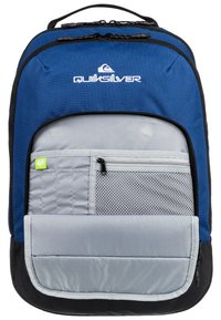 Mochila azul y negra con dos compartimentos con cremallera, bolsillo frontal texturizado gris y detalle de malla. Presenta el logotipo de Quiksilver en la parte superior.
