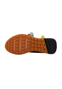 Suela de zapato con goma naranja, patrón de relieve cuadrado para agarre y una sección de talón negra. Incluye una superficie texturizada para tracción.