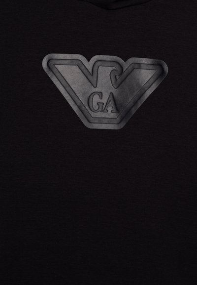 Felpa nera con cappuccio caratterizzata da un grande logo grigio testurizzato con le iniziali "GA" e un distintivo design a "V" sulla parte superiore della schiena.