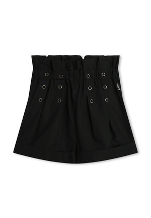 Shorts noirs en tissu léger, dotés d'une taille froncée avec des détails en œillets et un ourlet structuré. Branding minimal sur le côté.