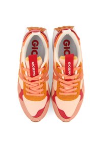 Baskets multicolores avec des accents rouges, fabriquées à partir d'un mélange de maille, de daim et de matériaux synthétiques, conçues avec un logo bien visible et une semelle texturée.