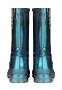 Zwarte en blauwe glanzende rubberen regenlaarzen met een gestructureerd oppervlak en een gemusterde glans, voorzien van een stevige zool en een klein zijhandvat.