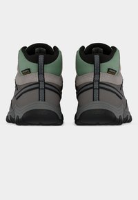 Γκρι αδιάβροχα ορειβατικά μποτάκια με μαύρη σόλα, πράσινες λεπτομέρειες και ανοιχτό γκρι πάνελ. Διαθέτουν ανθεκτικά κορδόνια και μαξιλαρωμένο κολάρο.