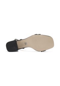 Sandal con tacco alto nero caratterizzato da un tacco nero texturizzato e una suola in gomma beige. Design con punta aperta e multiple cinghie che attraversano il piede.