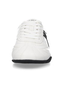 Weiße Leder-Sneaker mit strukturierten Oberflächen, schwarzen Akzenten und runder Zehenpartie. Verfügt über weiße Schnürsenkel und eine schwarz-gummierte Außensohle mit Zickzack-Muster.