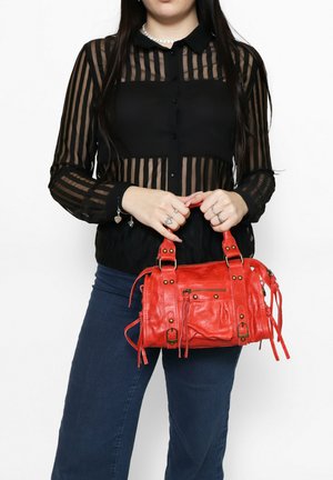 Borsa a tracolla rossa in pelle con molte tasche, dettagli in frange e accenti metallici. Forma compatta e rettangolare con manici corti.