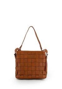 Sac à dos en cuir tressé marron, de forme rectangulaire, avec une sangle réglable et une finition texturée. Présente un logo sur le devant.