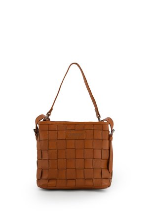 Sac à dos en cuir tressé marron, de forme rectangulaire, avec une sangle réglable et une finition texturée. Présente un logo sur le devant.