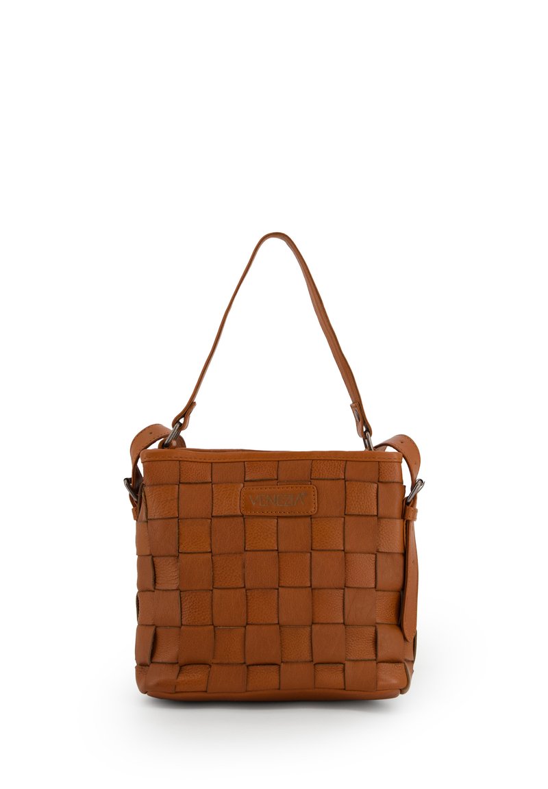 Sac à dos en cuir tressé marron, de forme rectangulaire, avec une sangle réglable et une finition texturée. Présente un logo sur le devant.