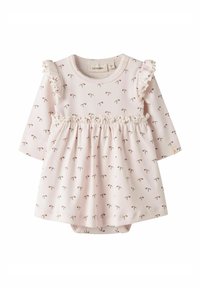 Robe rose à manches longues avec un col volants, ornée d'un motif floral de petites cerises et d'une taille élastique pour plus de confort.