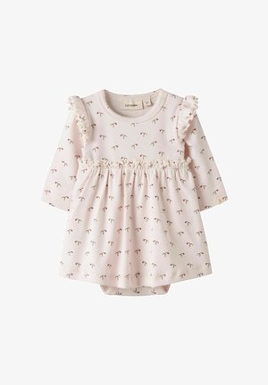 Vaaleanpunainen pitkähihaisuus mekko, jossa on röyhelökaulus, ja jossa on pienten kirsikoiden kukkakuosi sekä joustava vyötärö mukavuutta varten.