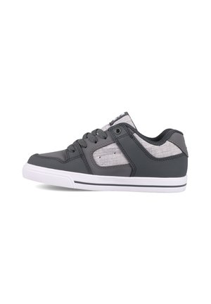 Sneakers grigie con tomaia sintetica, inserti in tessuto e suola in gomma bianca. Presentano una chiusura con lacci e pannelli laterali grigi a contrasto.