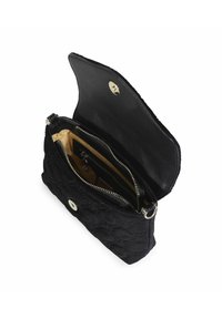 Borsa a tracolla in pelle trapuntata nera con pattina e chiusura a scatto, dotata di una tasca con zip all'interno e una fodera interna liscia.