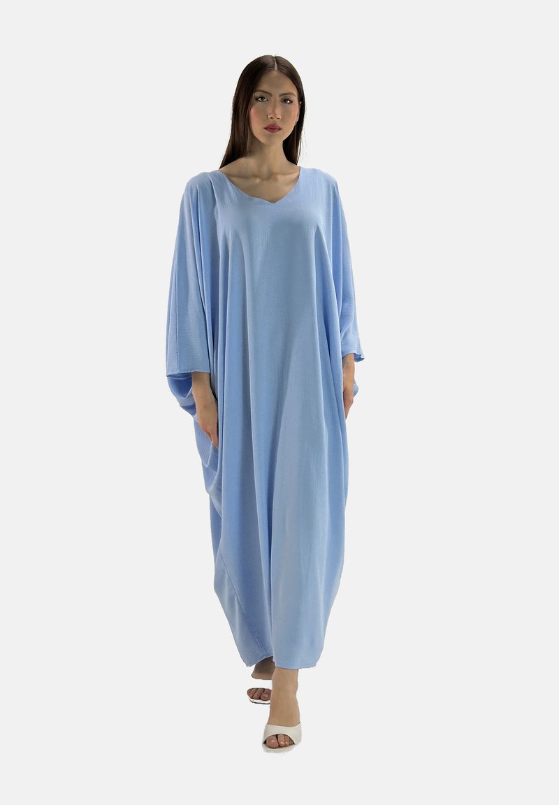 Lichtblauw oversized jurk van een zachte stof. Beschikt over een V-hals, brede mouwen en een losse, vloeiende silhoutet.