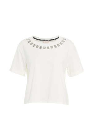 T-shirt bianco a maniche corte con scollo rotondo, decorato con un motivo geometrico in nero e dettagli metallici.