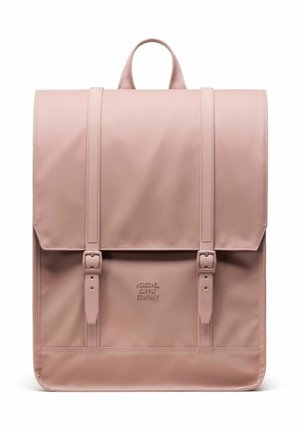 Sac à dos rectangulaire rose avec fermeture à rabat, deux sangles verticales à boucle, poignée de transport et logo "Herschel Supply Company" sur le devant.