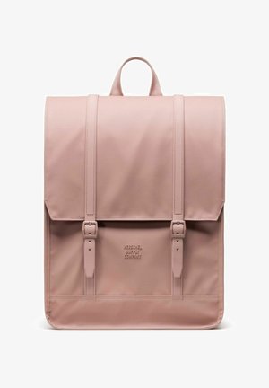 Sac à dos rectangulaire rose avec fermeture à rabat, deux sangles verticales à boucle, poignée de transport et logo "Herschel Supply Company" sur le devant.