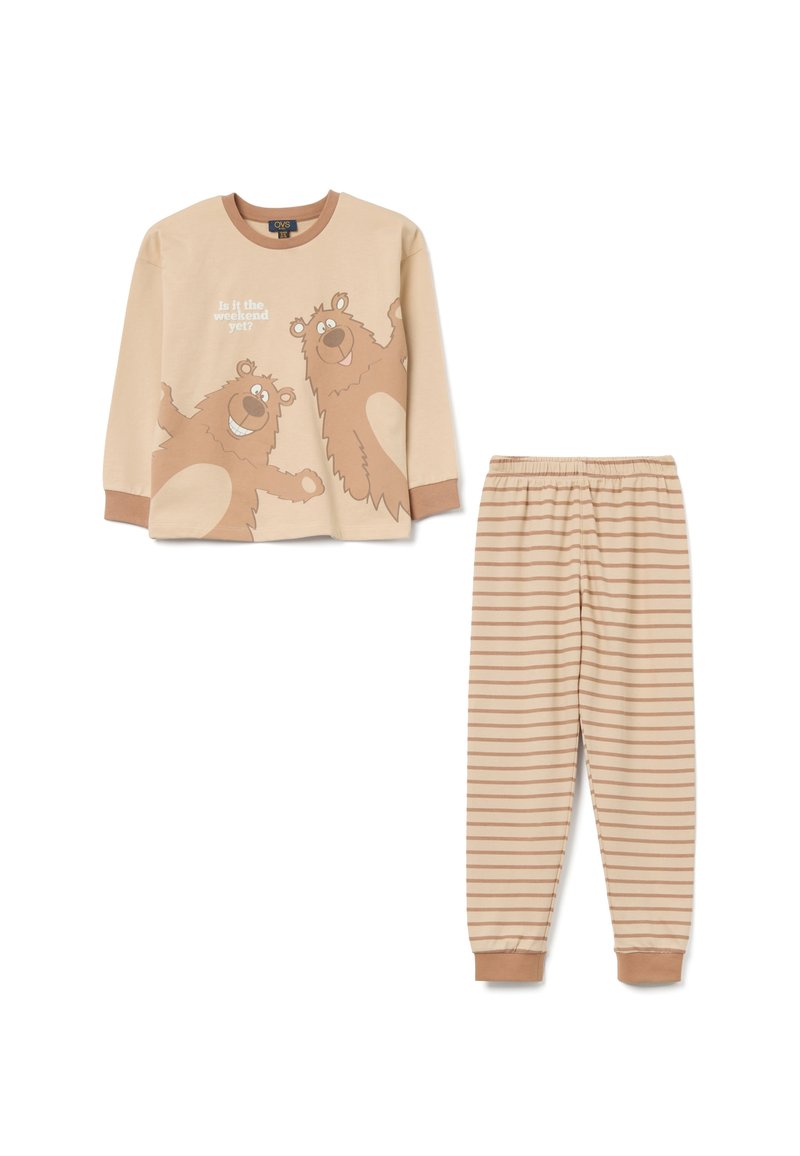 Camiseta de pijama de manga larga beige con gráficos de osos y el texto "¿Ya es fin de semana?"; pantalones de pijama a rayas beige y marrón. Material de algodón suave.