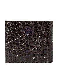 Billetera de cuero marrón con relieve, con un patrón de reptil texturizado, forma rectangular delgada y acabado suave.