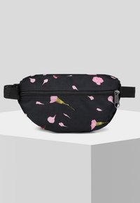 Svart tygfanny pack med rosa blommönster; har dragkedjestängning och justerbar rem; något rundad form med mjuk textur.