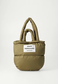 Pehme roheline õlakott kahepoolselt polsterdatud käepidemetega ja valge sildi "MADS NØRGAARD COPENHAGEN" trükiga ees.