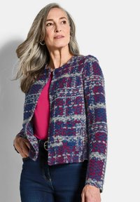 Gewebte Jacke in Blau-, Rosa- und Grautönen mit rundem Ausschnitt, vorderen Knöpfen und strukturiertem, gemustertem Stoff.