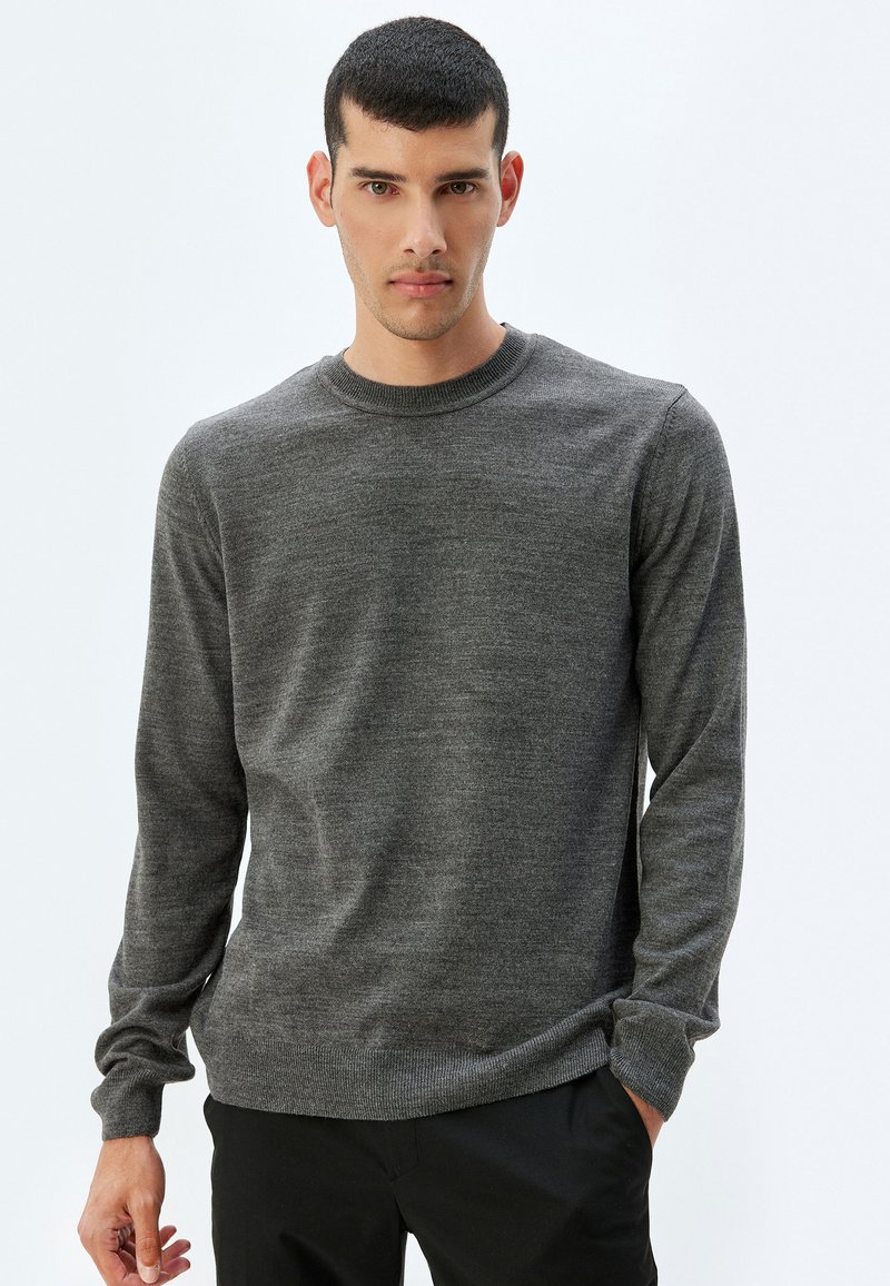 Grijze crewneck trui gemaakt van een zachte, textuurstof. Voorzien van lange mouwen en geribbelde manchetten en zoom voor een snug fit.