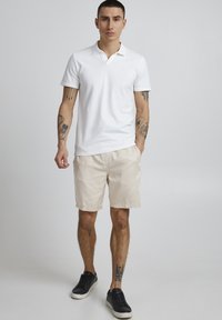 Casual Friday CFPHELIX REGULAR FIT - Kratke hlače - light sand