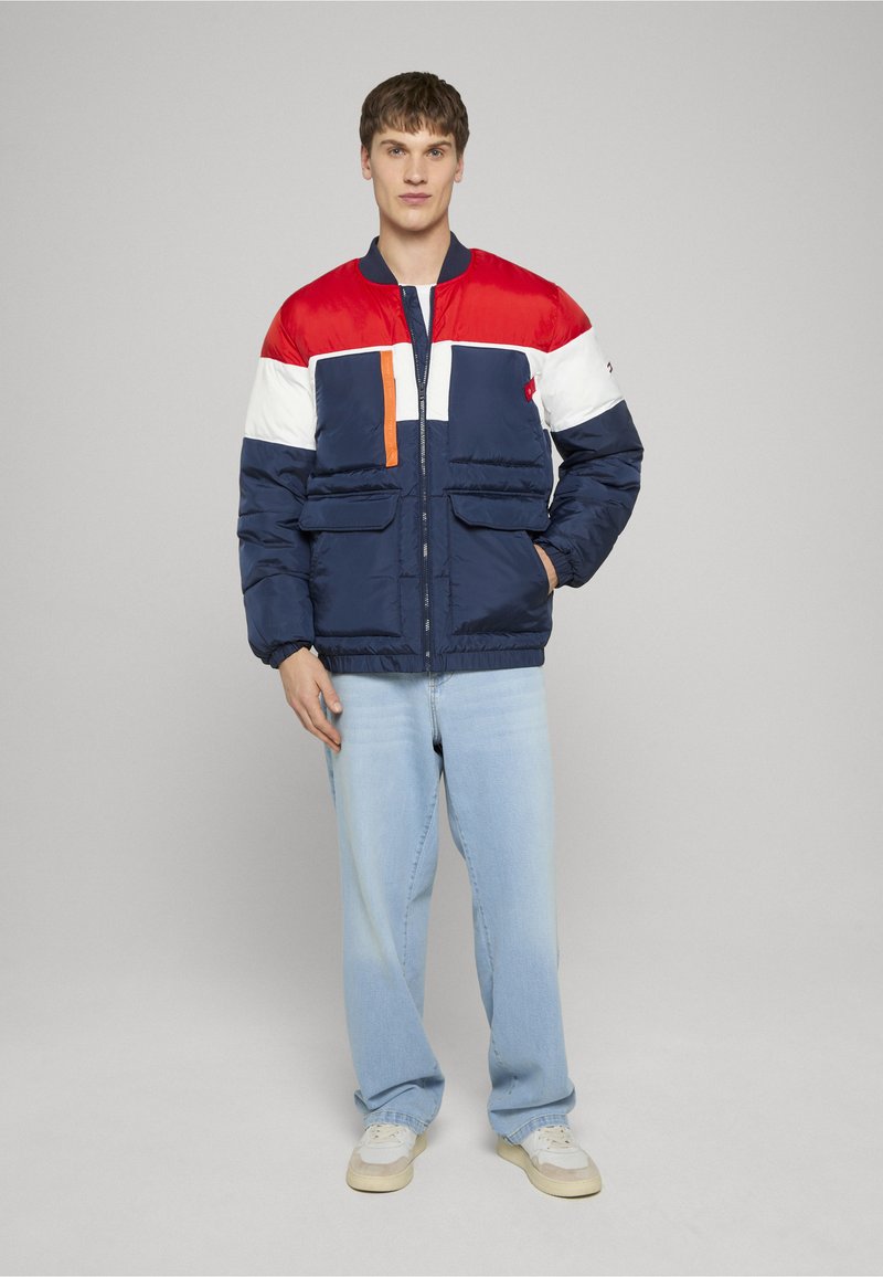 Tommy Jeans MULTI POCKET BOMBER - Zimní bunda - twilight navy/multi
