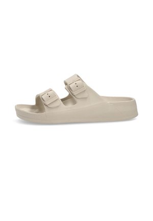 Sandalias de un ligero color beige con dos correas ajustables de hebilla, hechas de un material sintético texturizado, con una suela plana y puntera redondeada.