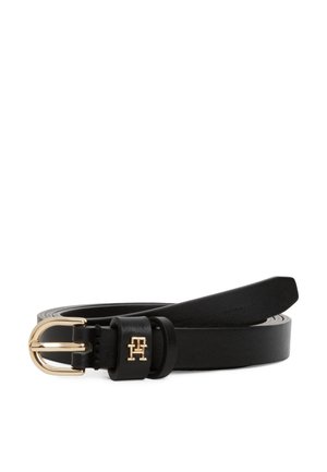 Ceinture en cuir noir avec une boucle en métal doré et un petit logo doré sur la boucle de ceinture, roulée avec l'extrémité étendue.