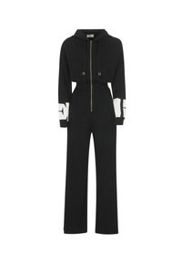 Tuta nera realizzata in tessuto morbido, con zip frontale, cappuccio e gambe larghe. Presenta dettagli bianchi sulle maniche e accessori in oro.