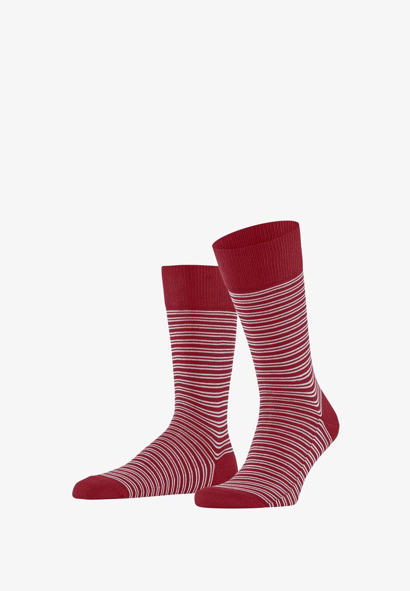 Paire de chaussettes rouges de type crew avec des rayures blanches horizontales et des sections unies rouges au niveau des orteils, du talon et du bord-côte.