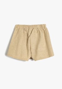 Beige linnen shorts met een elastische tailleband, met een ontspannen pasvorm en subtiele textuur, ontworpen zonder zakken of versieringen.