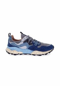 Chaussure de sport bleu et gris avec un mélange de matériaux en daim et en mesh, une tige texturée et une semelle intermédiaire crème mouchetée avec un design à lacets.