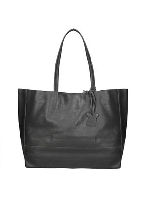 Borsa tote in pelle nera con due manici lunghi e una piccola etichetta di pelle a forma di pelle animale appesa vicino alla parte superiore.