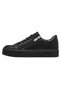 Sneaker nera in pelle, con una suola piatta texturizzata con decorazioni nere, design con lacci e dettaglio con zip laterale.