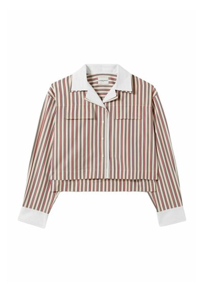 Camisa recortada con cuello blanco, rayas verticales rojas, beige y azul marino, mangas largas, dos bolsillos frontales y cierre de botón.
