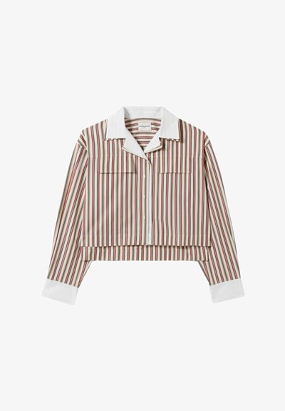 Camisa recortada con cuello blanco, rayas verticales rojas, beige y azul marino, mangas largas, dos bolsillos frontales y cierre de botón.