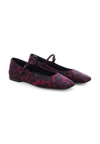 Spitze Ballerinas in Pink und Schwarz mit Leopardenmuster. Sie zeichnen sich durch ein schlankes Design, eine schlanke Silhouette und einen verstellbaren Knöchelriemen aus. Flache Sohle.