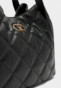 Zwart leren handtas met een geborduurde design, voorzien van gouden hardwareaccenten. Glad oppervlak met een ruime silhouette.