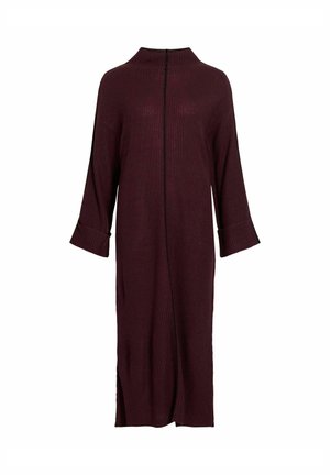 Abito in maglia bordeaux con collo alto, maniche lunghe, zip frontale, spacchi laterali e texture a coste.