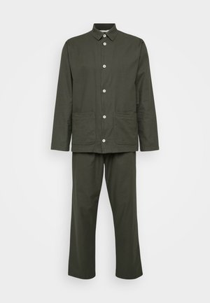 Ensemble en coton vert foncé composé d'une chemise à manches longues avec fermeture à boutons et deux poches avant, associé à un pantalon à jambes droites.