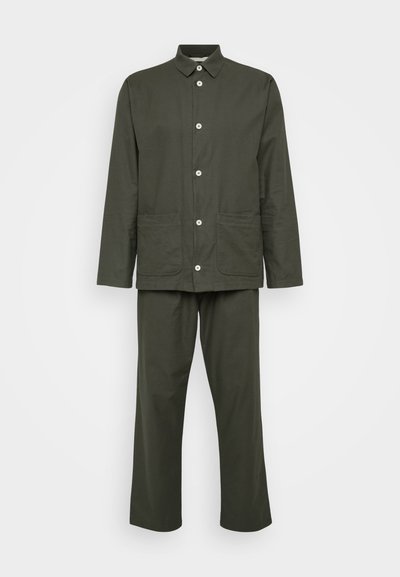 Conjunto de duas peças em algodão verde escuro, apresentando uma camisa de manga longa com fecho de botão e dois bolsos frontais, acompanhada de calças de perna reta.