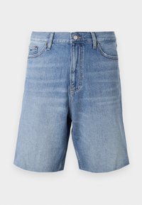 Lyseblå denimshorts med avslappet passform, med knappelukking, fem lommer, og merkbar falming foran.