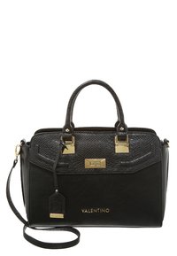 Svart Valentino-väska med texturerad överlucka, guldfärgad hårdvara, dubbla handtag och avtagbar axelrem på vit bakgrund.