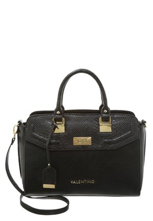 Sort Valentino håndtaske med struktureret topklap, guldt hardware, dobbelte håndtag og aftagelig skulderrem på en hvid baggrund.