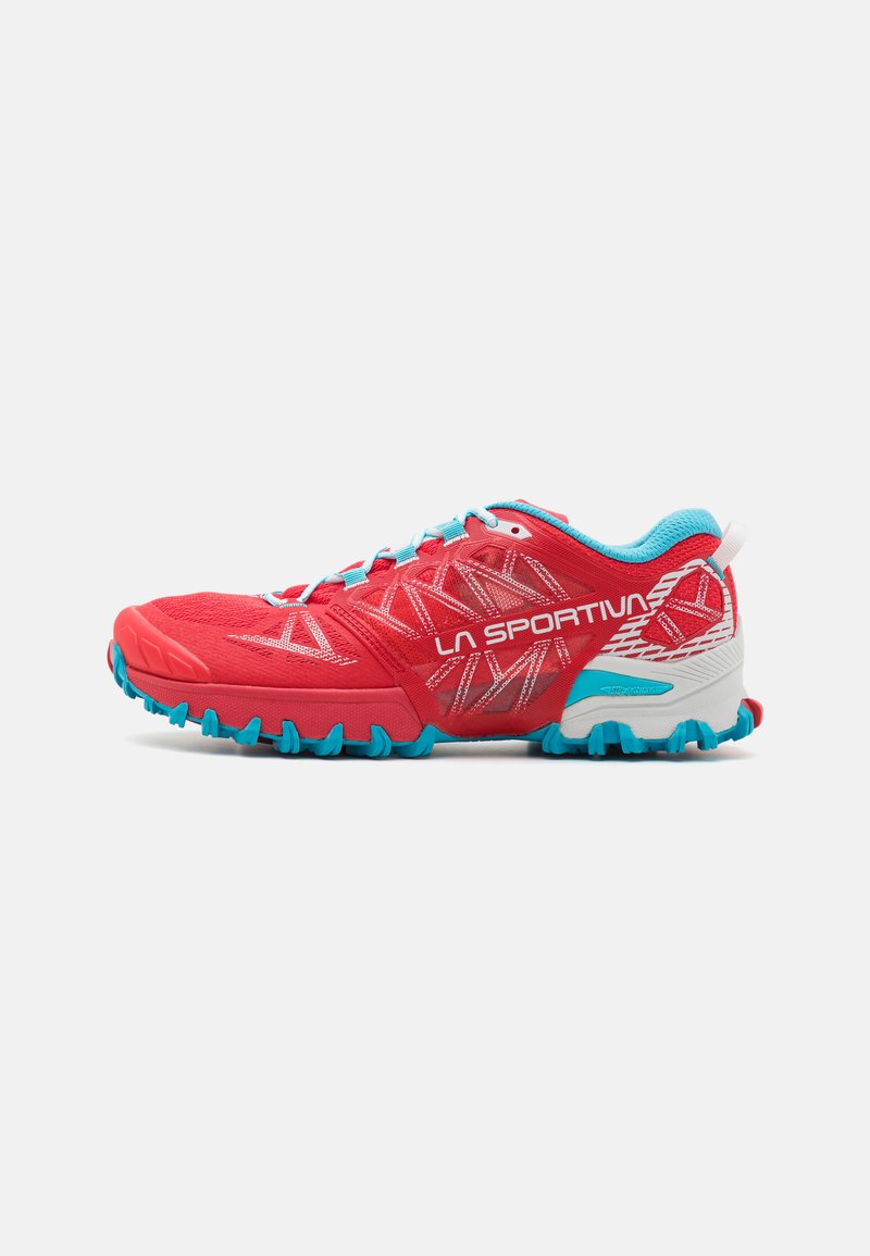 Scarpa da trail running rossa con dettagli turchesi, parte superiore in rete, dettagli riflettenti e suola robusta per una migliore aderenza. Logo del marchio visibile.